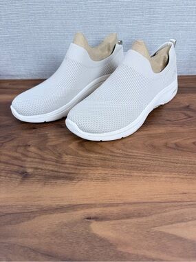 Skechers Go Walk Arch Fit Taupe Slip-On Womens Sneakers size 13